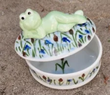 BOITE OVALE GRENOUILLE